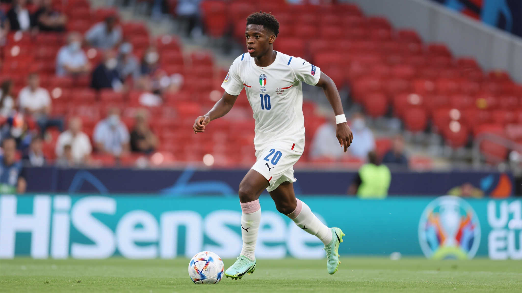 药厂总监罗尔费斯计划于周六在欧青赛现场签约宽萨 作为欧洲青年足球的重要赛事,本届U21欧洲青年锦标